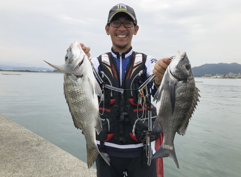 釣界で輝きを放つ江藤リーダー。練度の高い釣技で良型を手に。